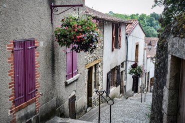 A steep and narrow cobbled street between houses in the old city of Clisson